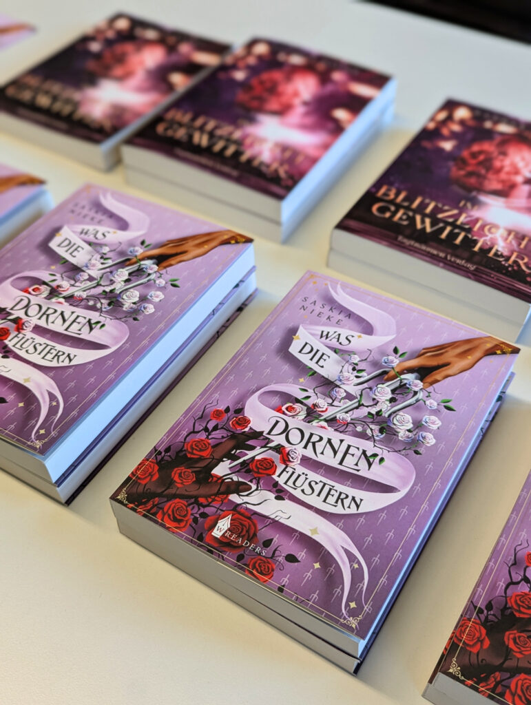 Fantasy-Bücher der Autorin Saskia Nieke: - "Im Blitzlichtgewitter" (Urban Fantasy für Jugendliche) - "Was die Dornen flüstern" (düstere Märchenadaption)
