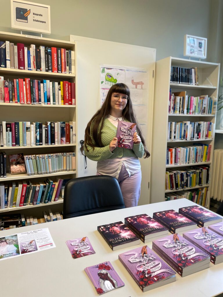 Fantasy-Autorin Saskia Nieke mit ihren Büchern