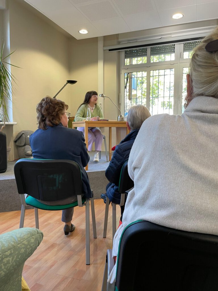 Die Fantasyautorin Saskia Nieke auf ihrer Lesung in Berlin-Wilhelmsruh